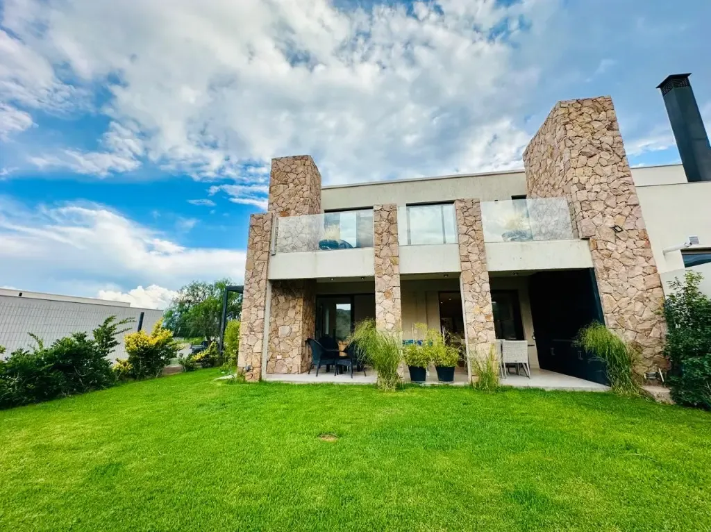 DALVIAN | CASA DE CATEGORIA EN VENTA